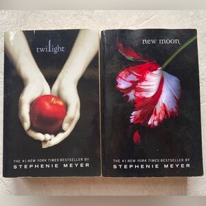 The Twilight Saga Paperbacks Twilight and New Moon